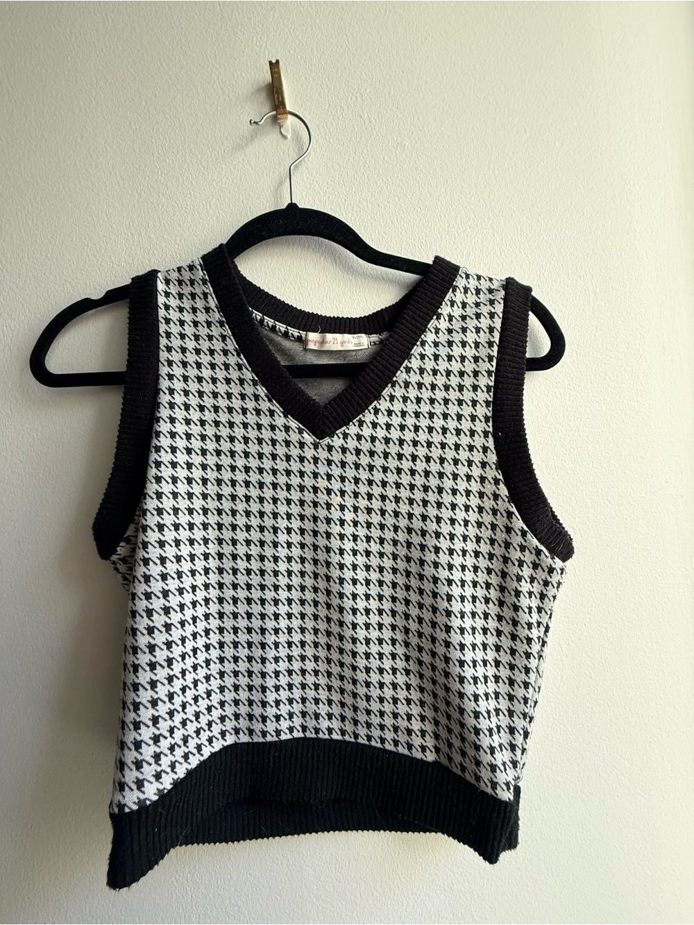 Black & White Houndstooth V-Neck Knit Tank Top